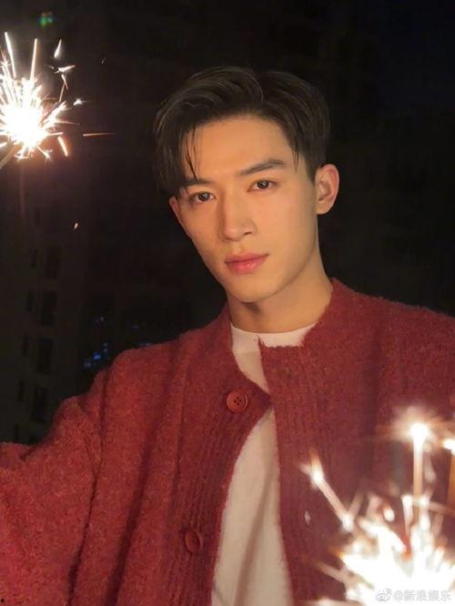 圈内人爆料周也王星越,揭秘明星背后的神秘恋情 第1张 圈内人爆料周也王星越,揭秘明星背后的神秘恋情 第1张